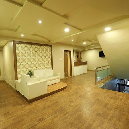 Hotel Loyal Residency Jāmnagar 외부 사진