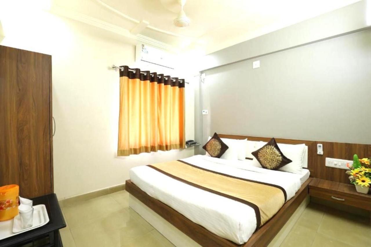 Hotel Loyal Residency Jāmnagar 외부 사진