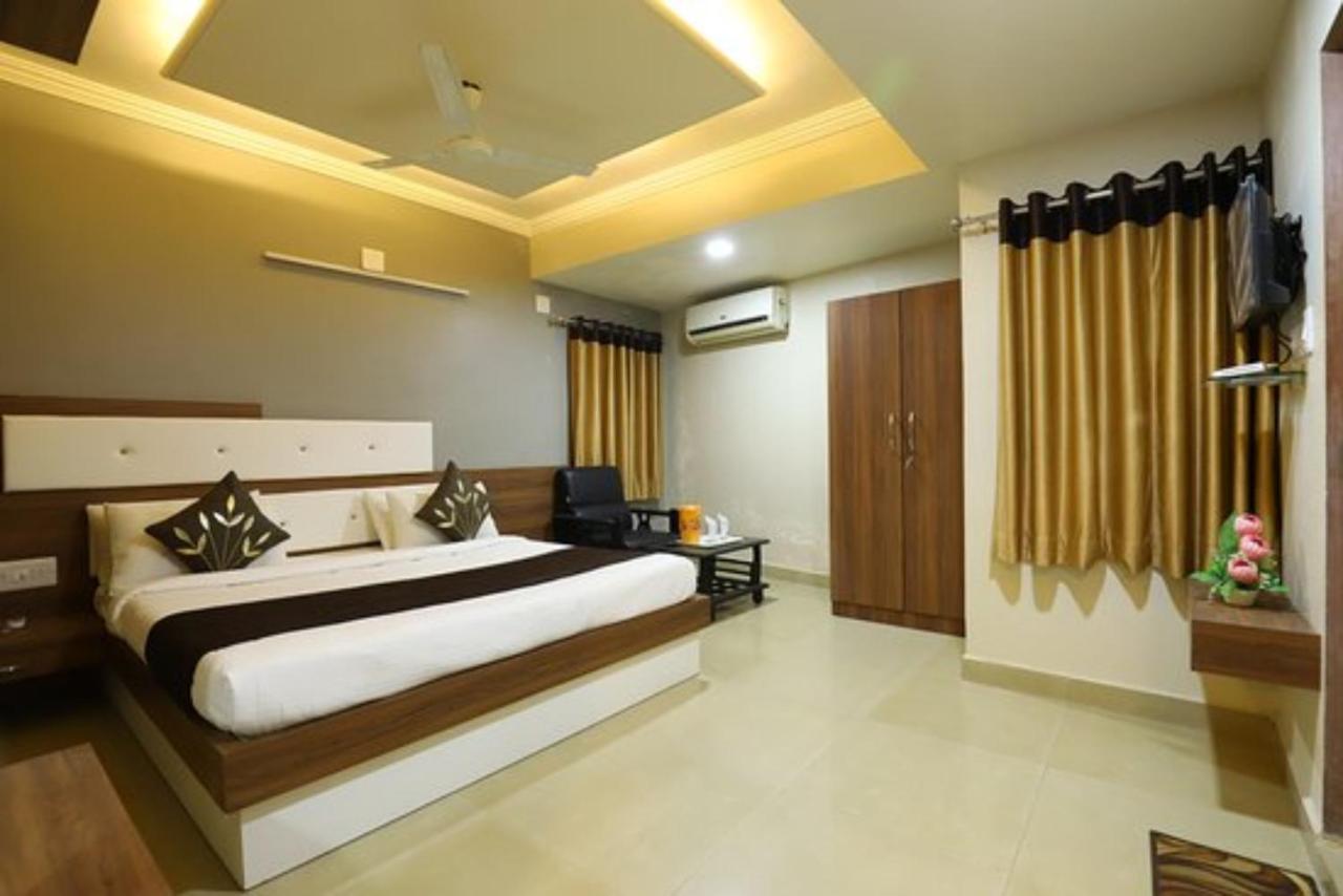 Hotel Loyal Residency Jāmnagar 외부 사진