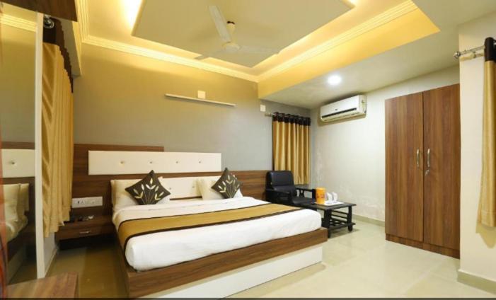 Hotel Loyal Residency Jāmnagar 외부 사진