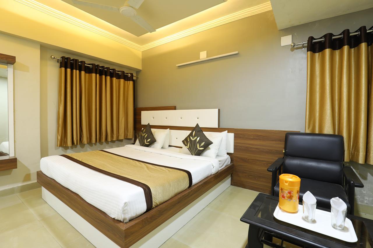 Hotel Loyal Residency Jāmnagar 외부 사진