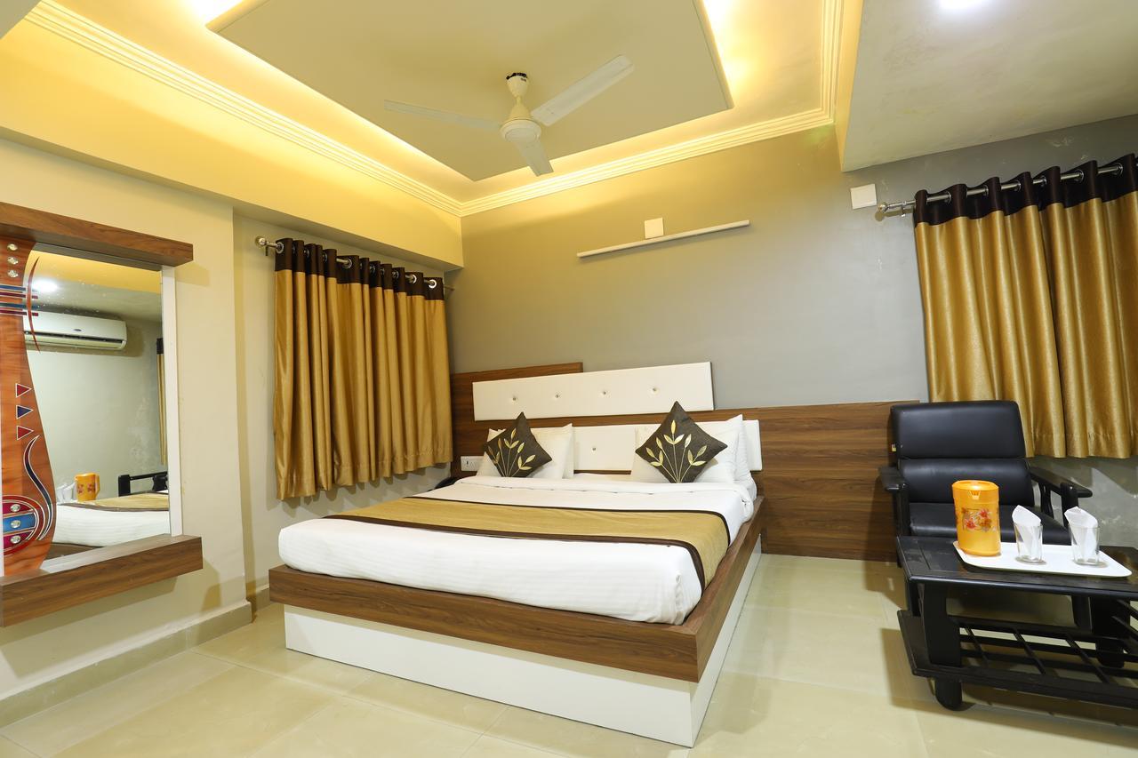 Hotel Loyal Residency Jāmnagar 외부 사진