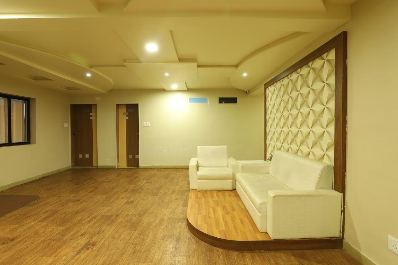 Hotel Loyal Residency Jāmnagar 외부 사진