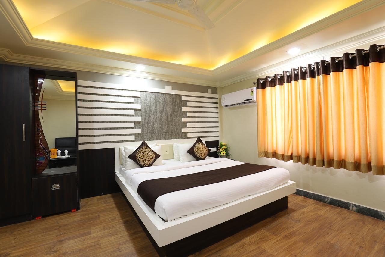 Hotel Loyal Residency Jāmnagar 외부 사진