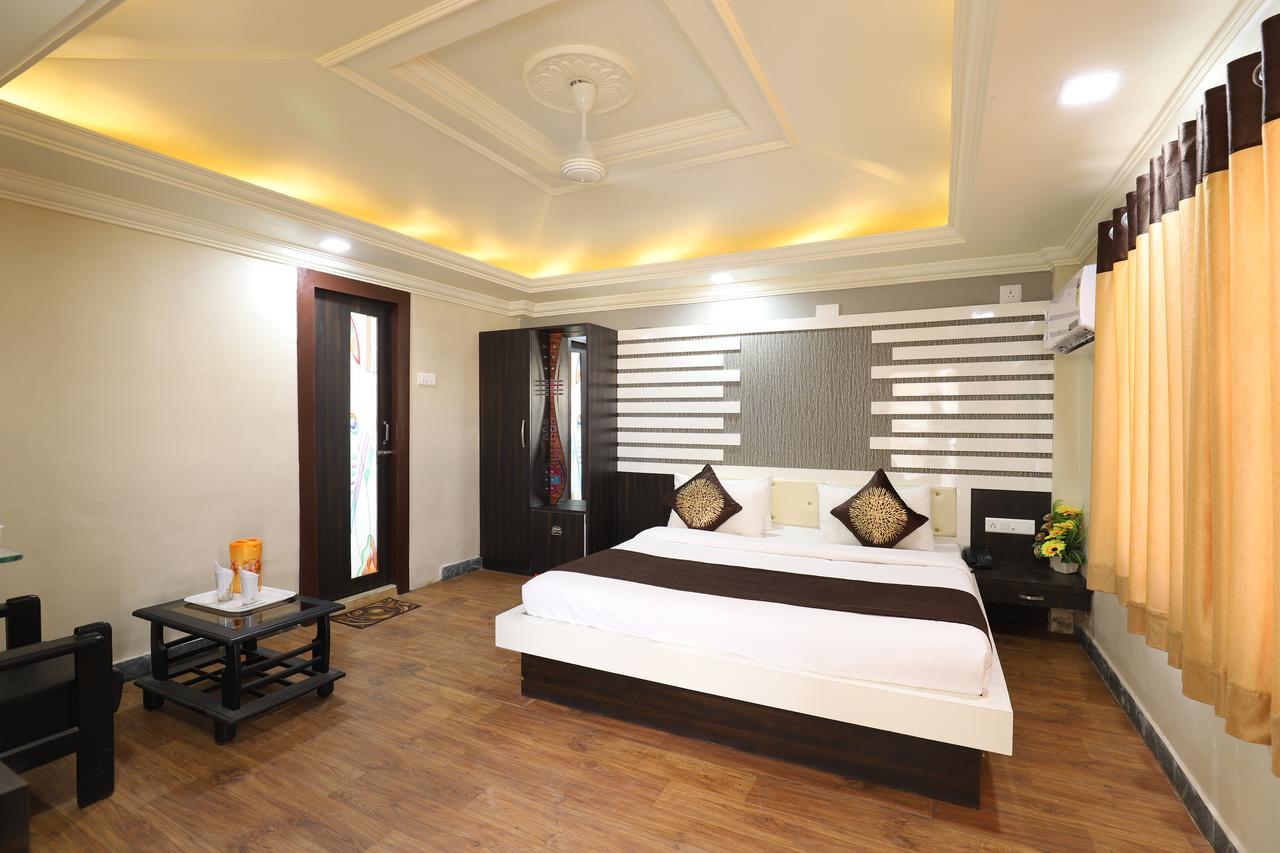Hotel Loyal Residency Jāmnagar 외부 사진