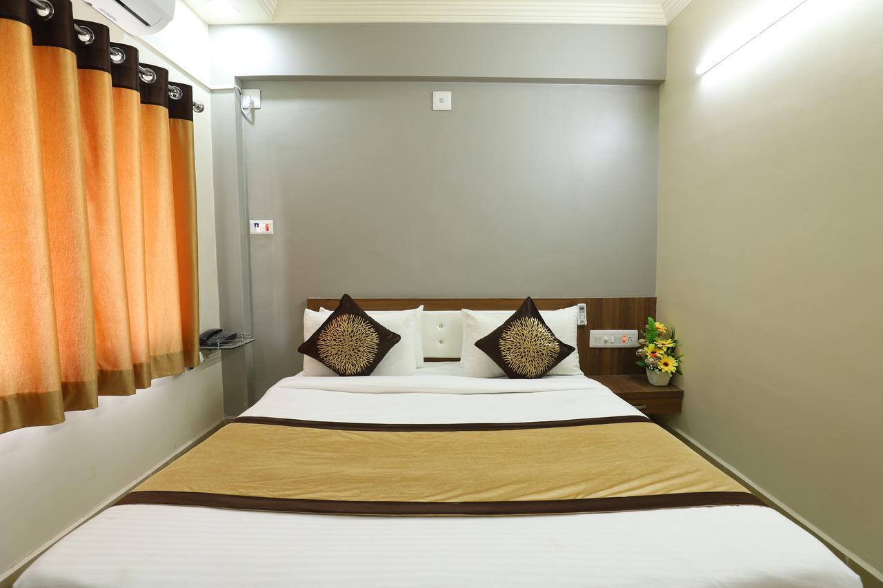 Hotel Loyal Residency Jāmnagar 외부 사진
