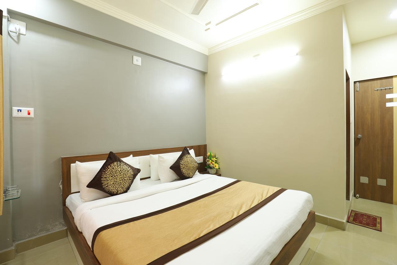 Hotel Loyal Residency Jāmnagar 외부 사진
