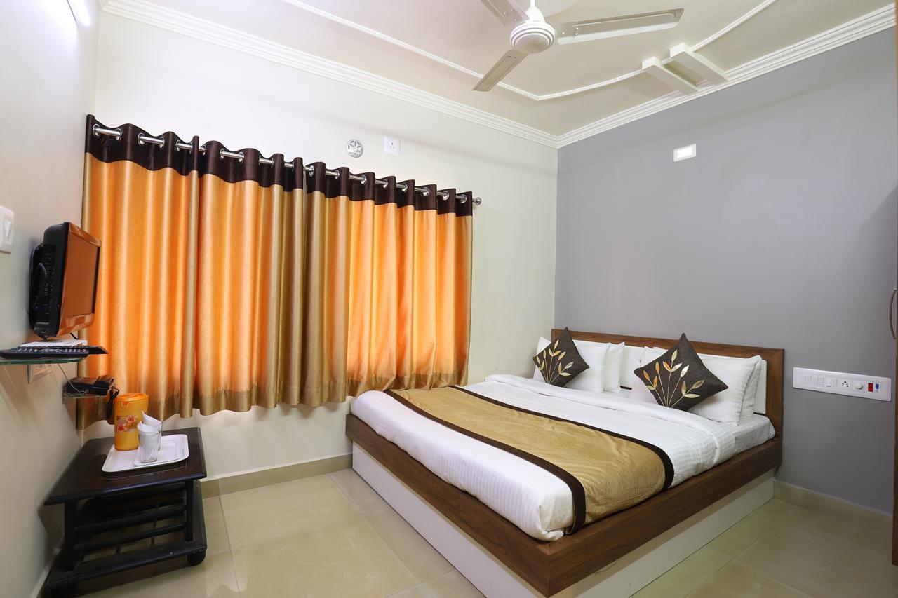 Hotel Loyal Residency Jāmnagar 외부 사진