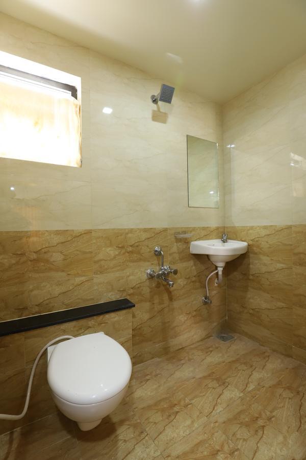 Hotel Loyal Residency Jāmnagar 외부 사진