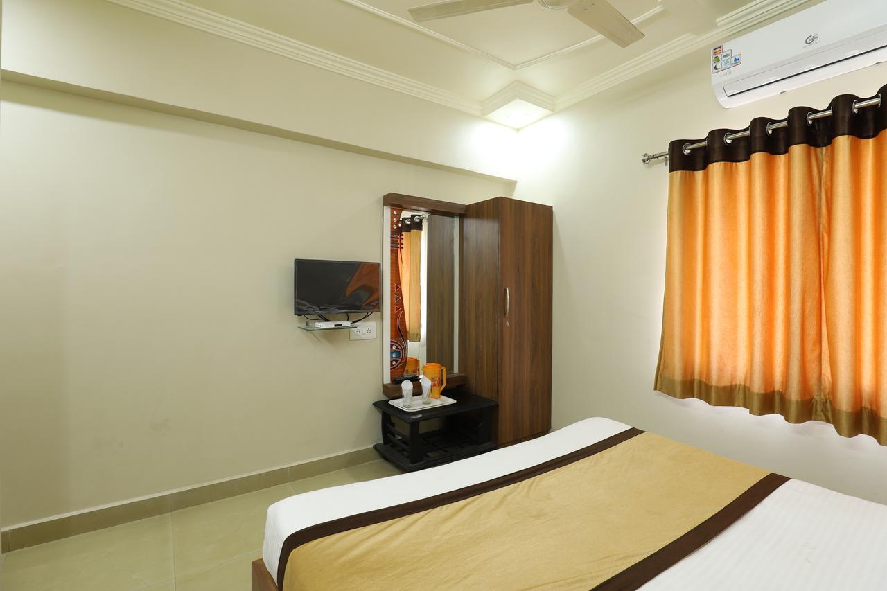Hotel Loyal Residency Jāmnagar 외부 사진