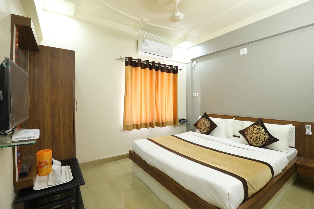 Hotel Loyal Residency Jāmnagar 외부 사진