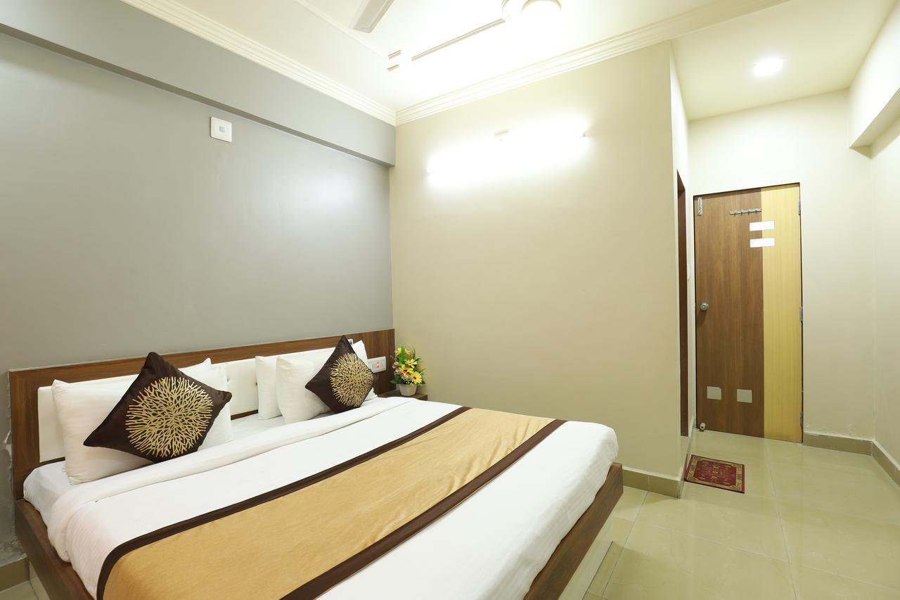 Hotel Loyal Residency Jāmnagar 외부 사진