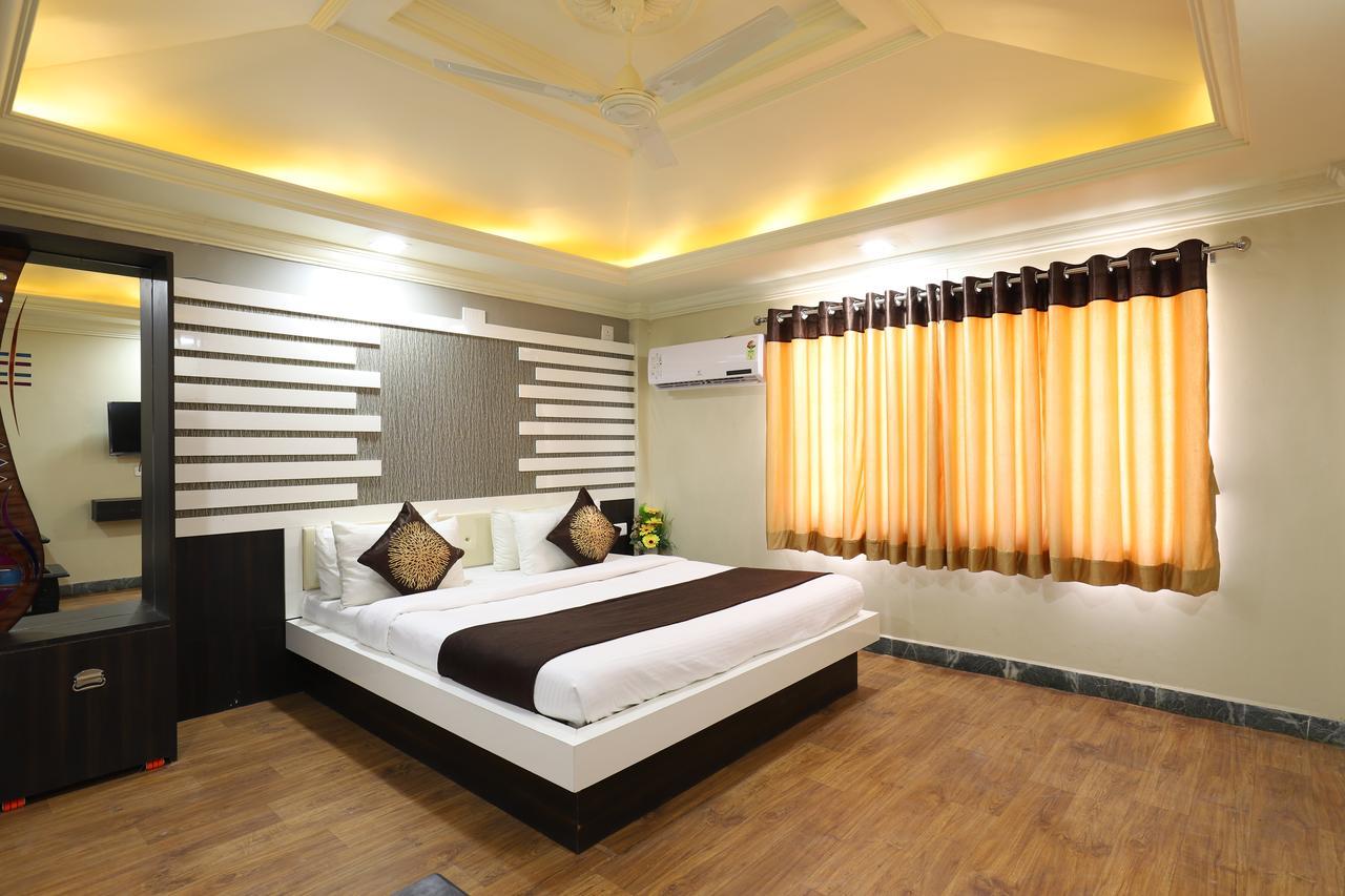 Hotel Loyal Residency Jāmnagar 외부 사진