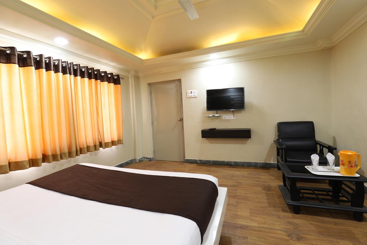 Hotel Loyal Residency Jāmnagar 외부 사진