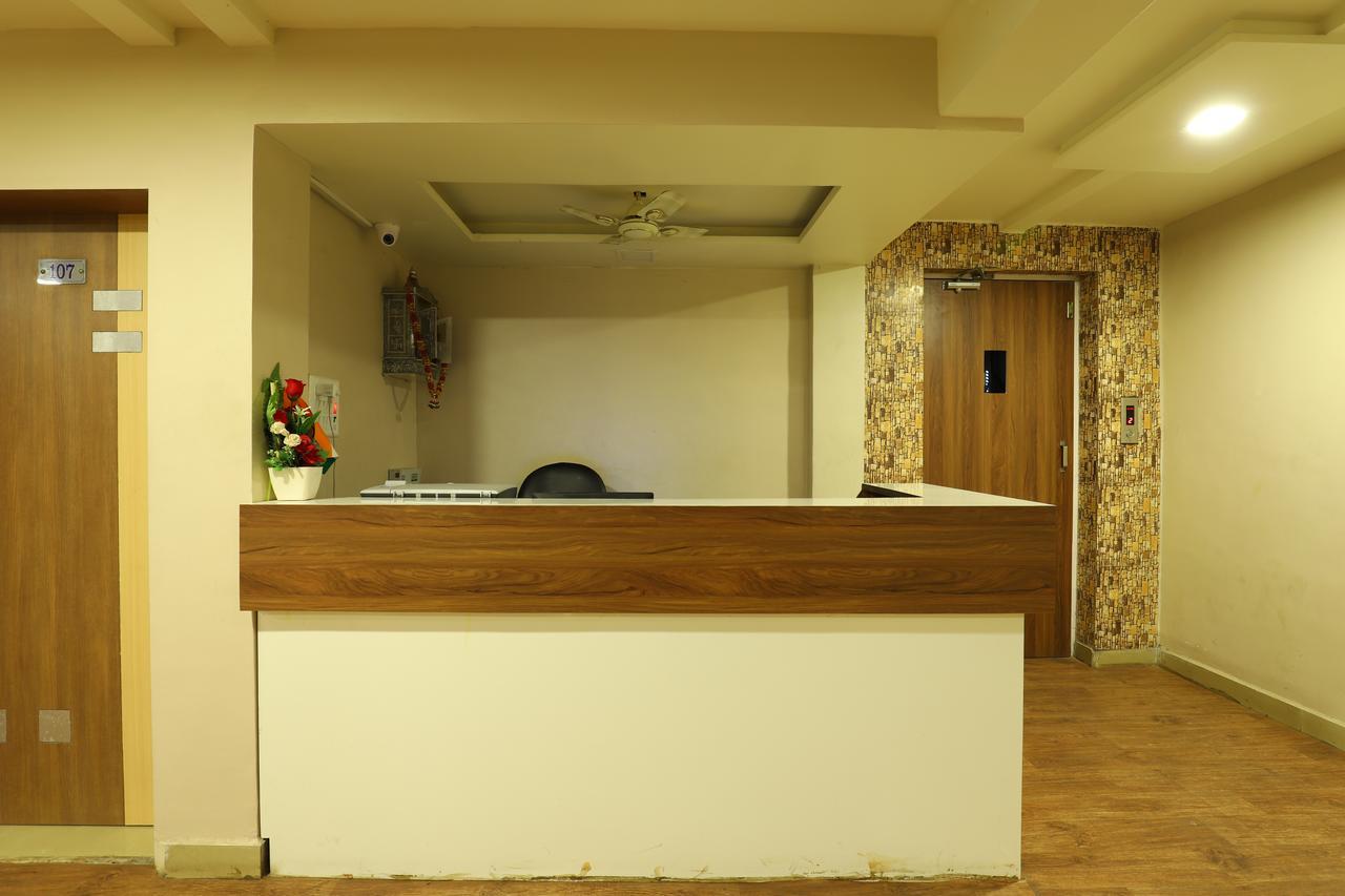 Hotel Loyal Residency Jāmnagar 외부 사진