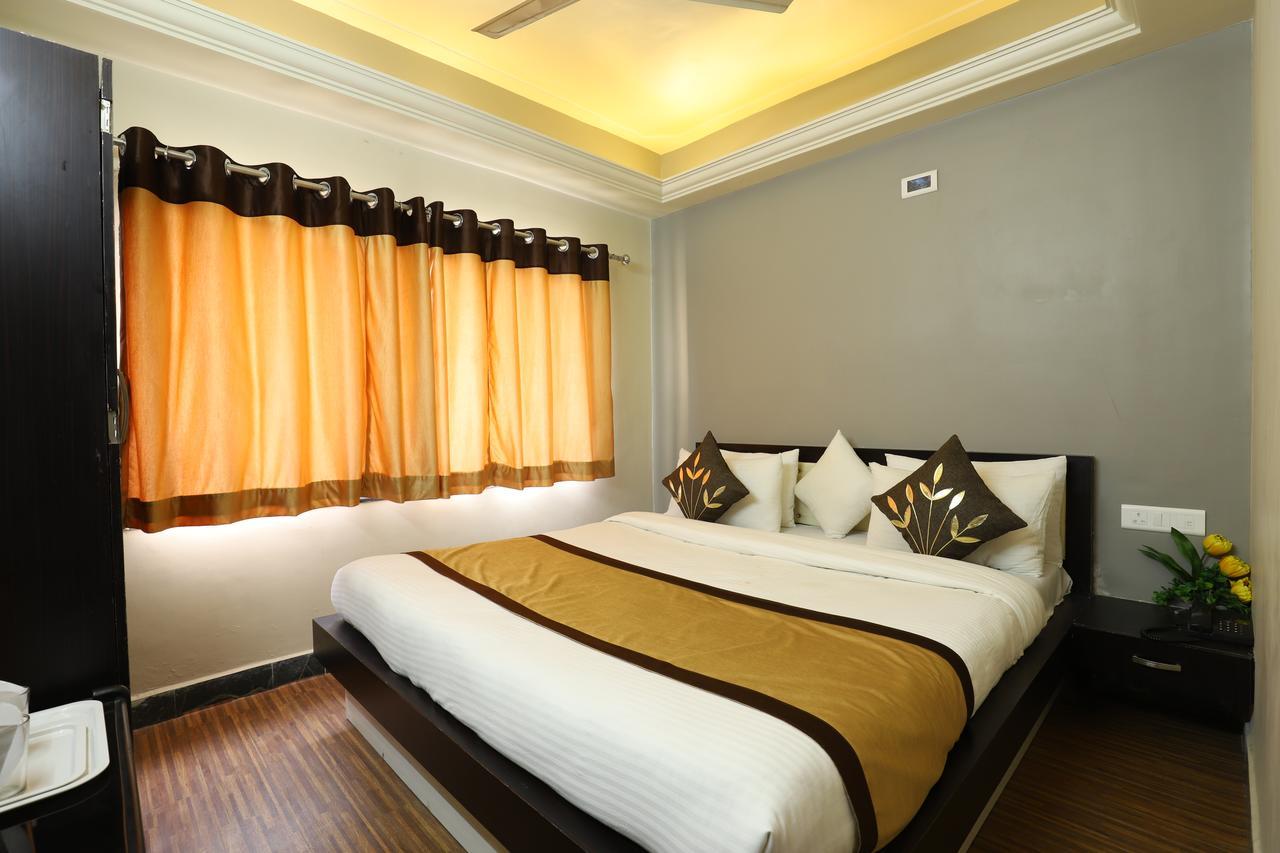 Hotel Loyal Residency Jāmnagar 외부 사진