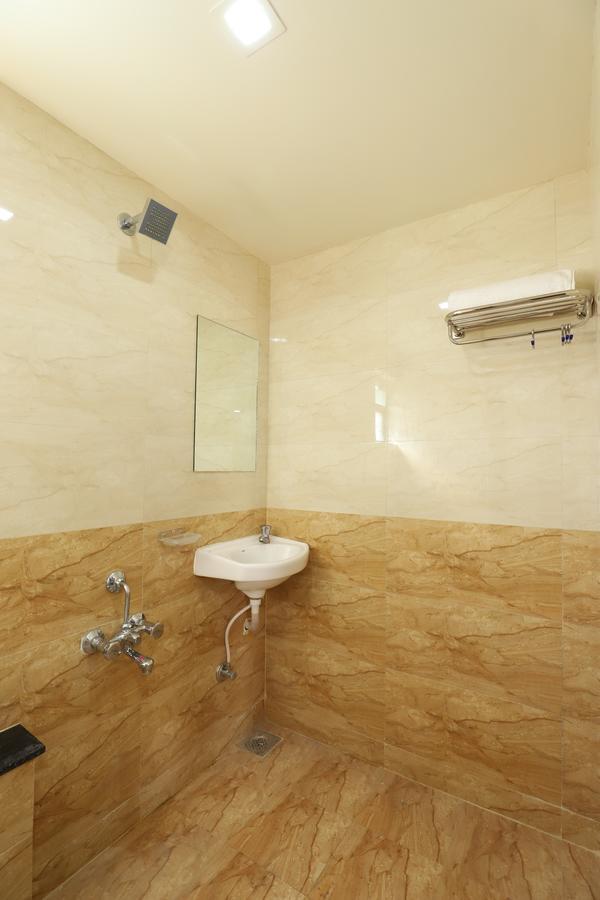 Hotel Loyal Residency Jāmnagar 외부 사진