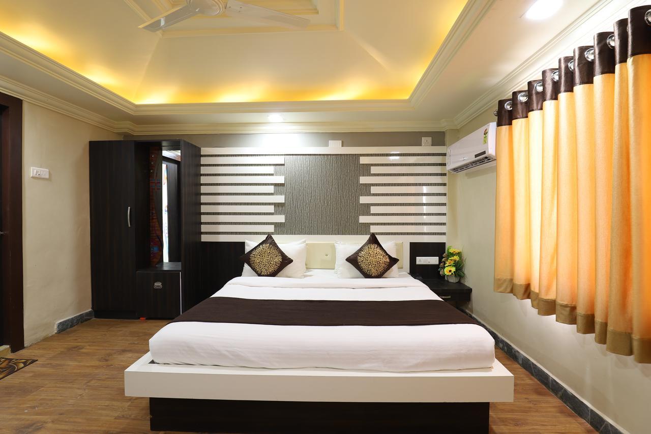 Hotel Loyal Residency Jāmnagar 외부 사진
