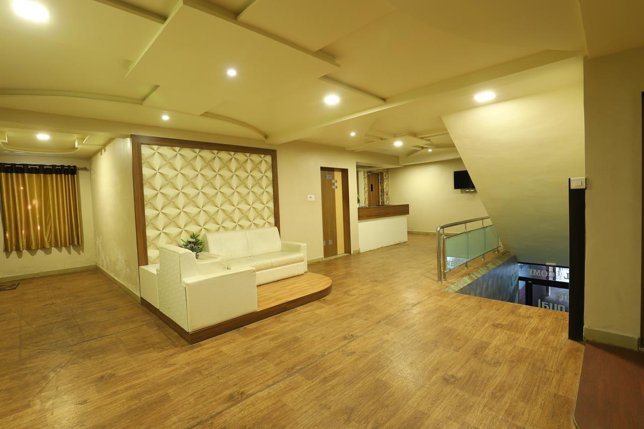 Hotel Loyal Residency Jāmnagar 외부 사진