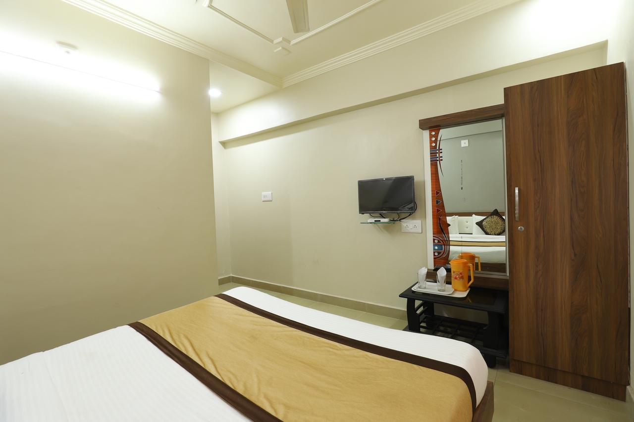 Hotel Loyal Residency Jāmnagar 외부 사진