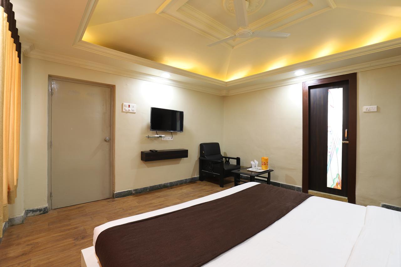 Hotel Loyal Residency Jāmnagar 외부 사진