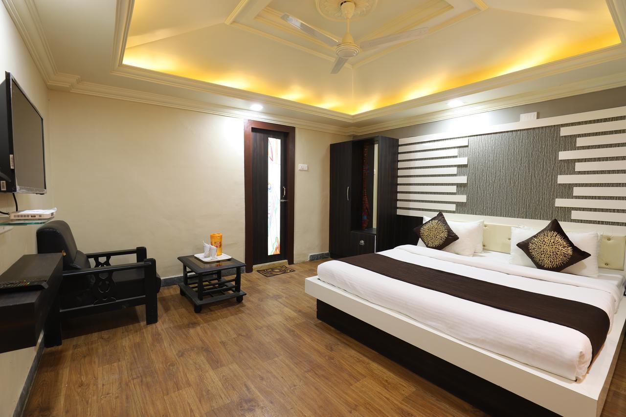 Hotel Loyal Residency Jāmnagar 외부 사진