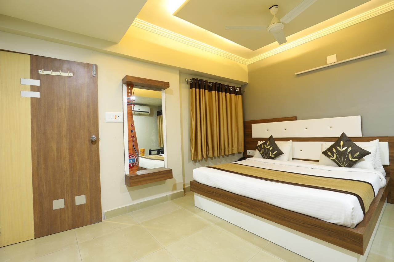 Hotel Loyal Residency Jāmnagar 외부 사진