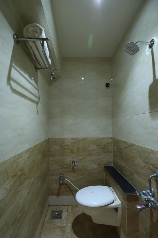 Hotel Loyal Residency Jāmnagar 외부 사진