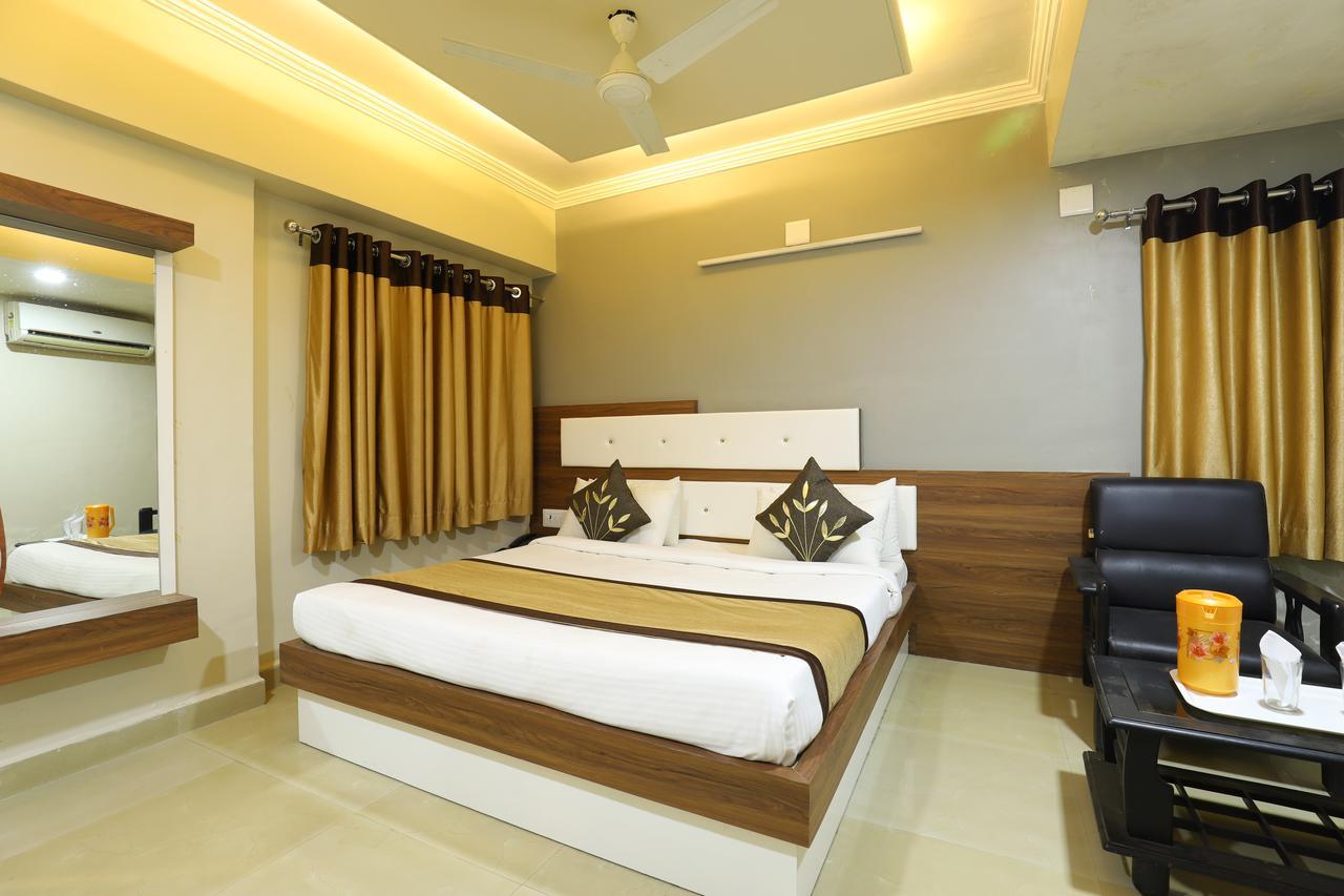 Hotel Loyal Residency Jāmnagar 외부 사진