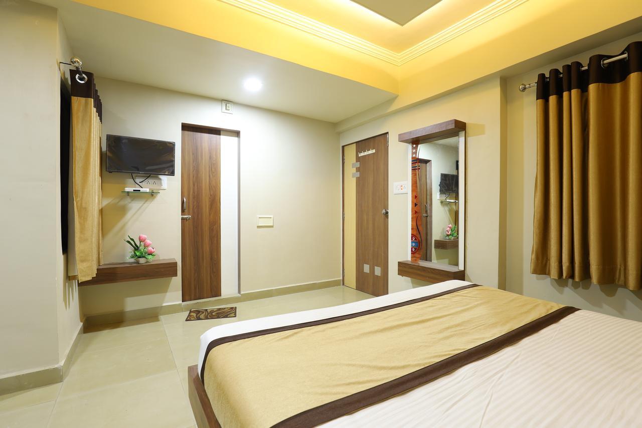 Hotel Loyal Residency Jāmnagar 외부 사진