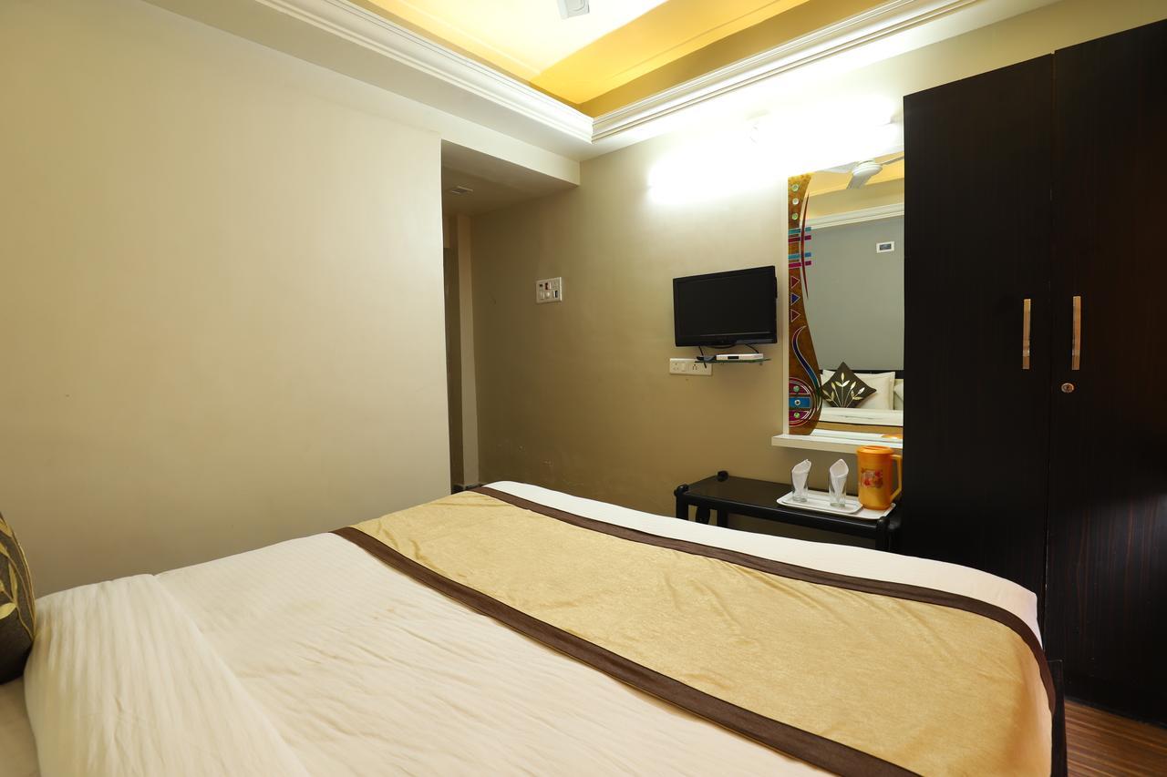 Hotel Loyal Residency Jāmnagar 외부 사진