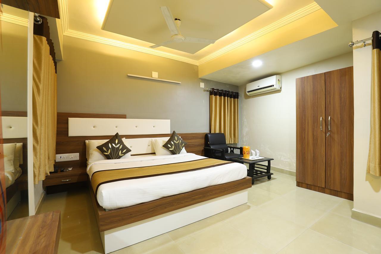 Hotel Loyal Residency Jāmnagar 외부 사진