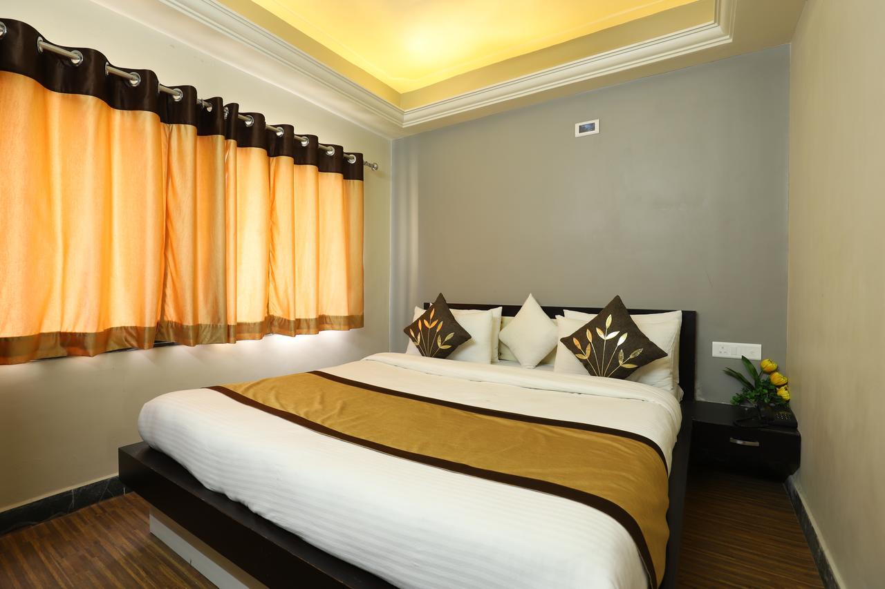Hotel Loyal Residency Jāmnagar 외부 사진