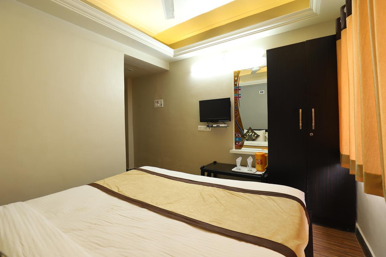 Hotel Loyal Residency Jāmnagar 외부 사진