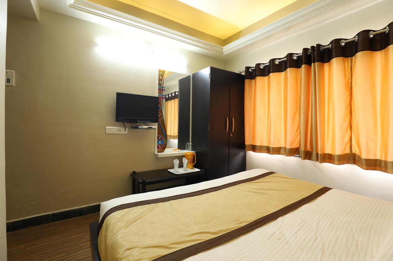Hotel Loyal Residency Jāmnagar 외부 사진