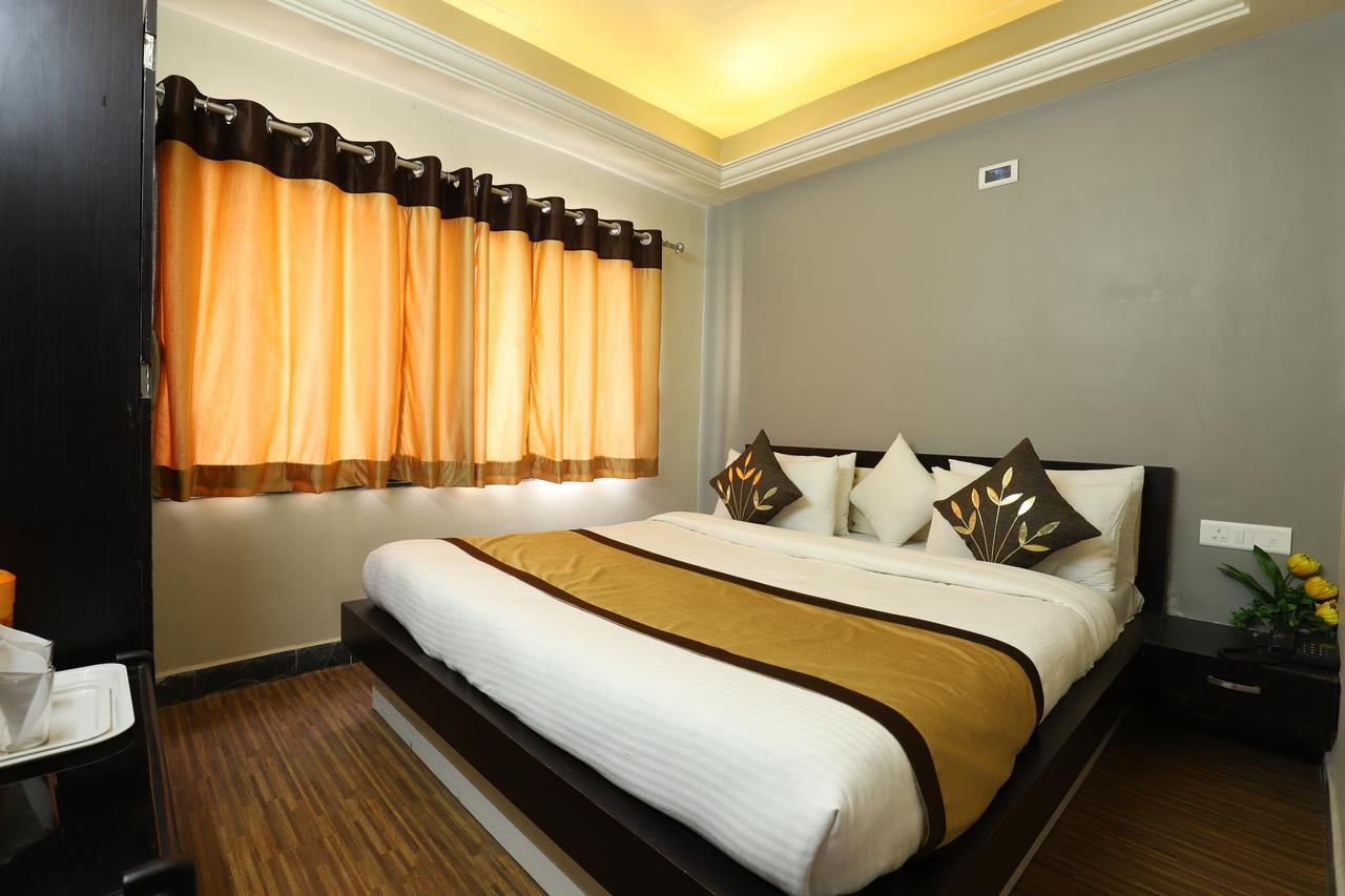 Hotel Loyal Residency Jāmnagar 외부 사진
