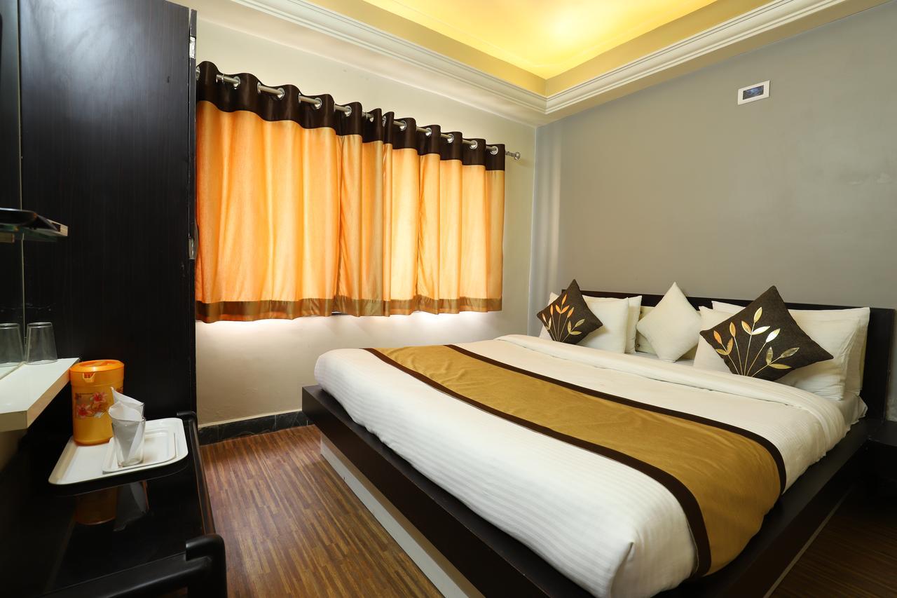 Hotel Loyal Residency Jāmnagar 외부 사진